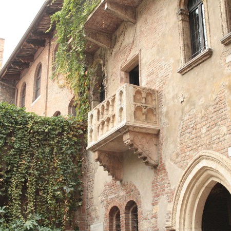 Juliet balcony in Verona by 2dweb on Pixabay at https://pixabay.com/en/verona-balcony-romeo-juliet-art-489001/