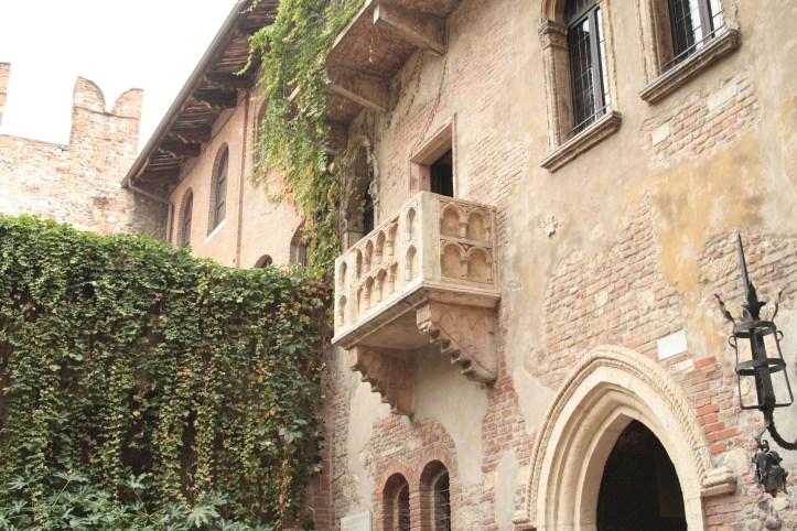 Juliet balcony in Verona by 2dweb on Pixabay at https://pixabay.com/en/verona-balcony-romeo-juliet-art-489001/