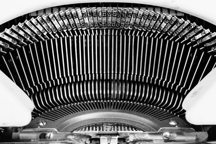 Overhead view of typewriter type bars by bogitw on Pixabay at https://pixabay.com/en/typewriter-types-black-white-1156823/